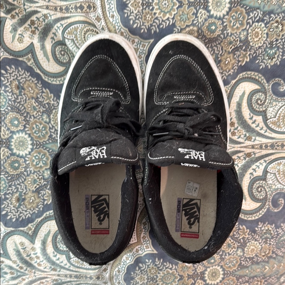 Vans Black Low-Top Sneakers with Iconic Side Stripe